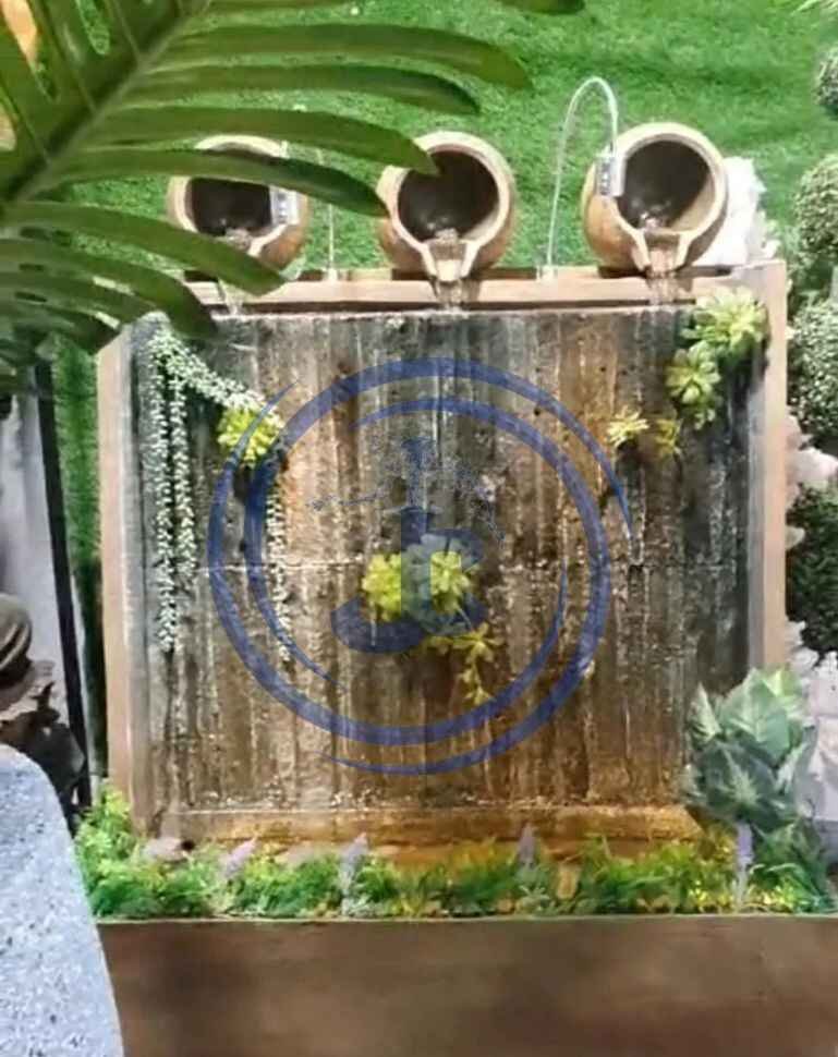 Three pot wall fountain
